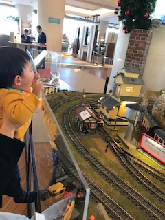 ヒルトン台場のロビーにある鉄道ジオラマを見つめる子ども