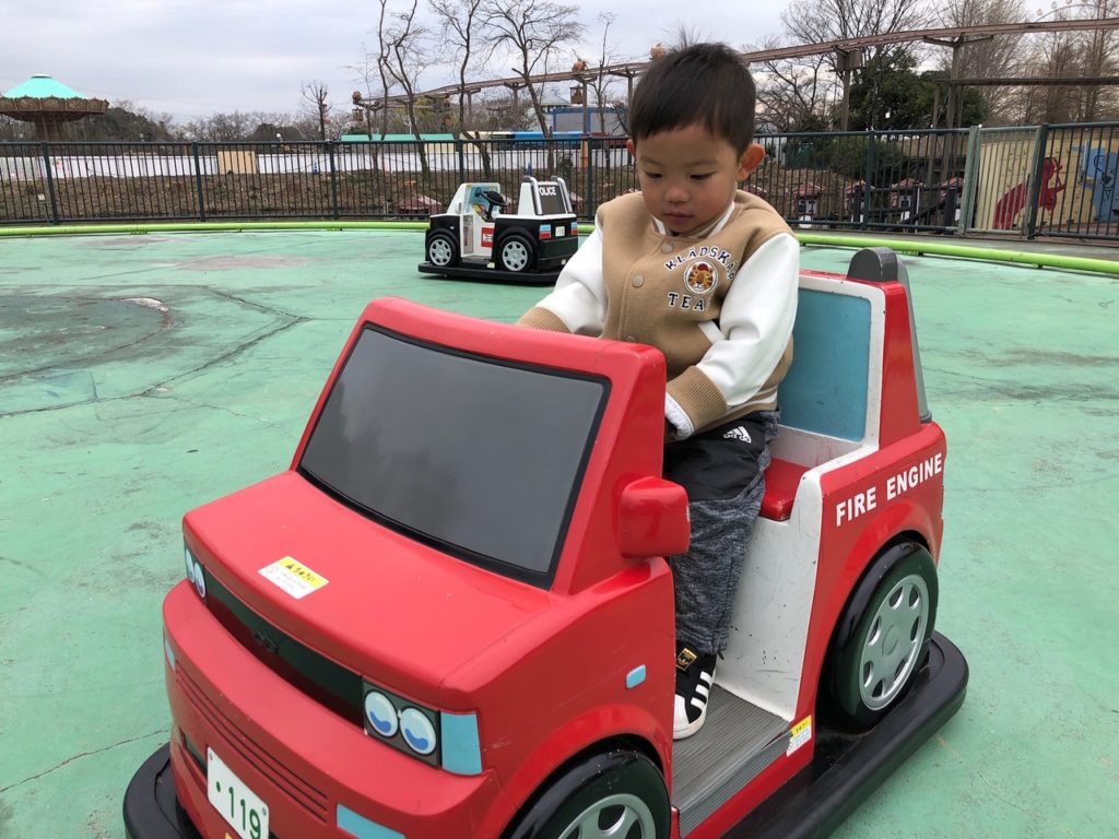 東武動物公園の消防車に乗る2歳児