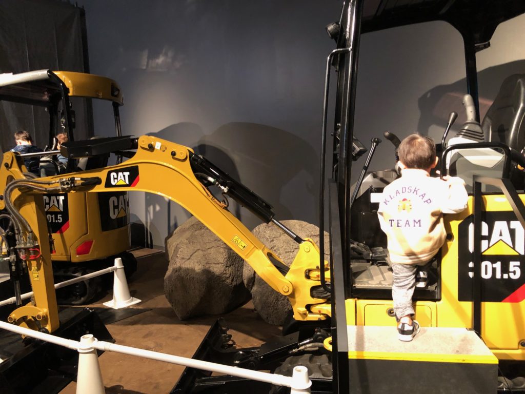 日本科学未来館の企画展「工事中」でショベルカーに試乗している子ども