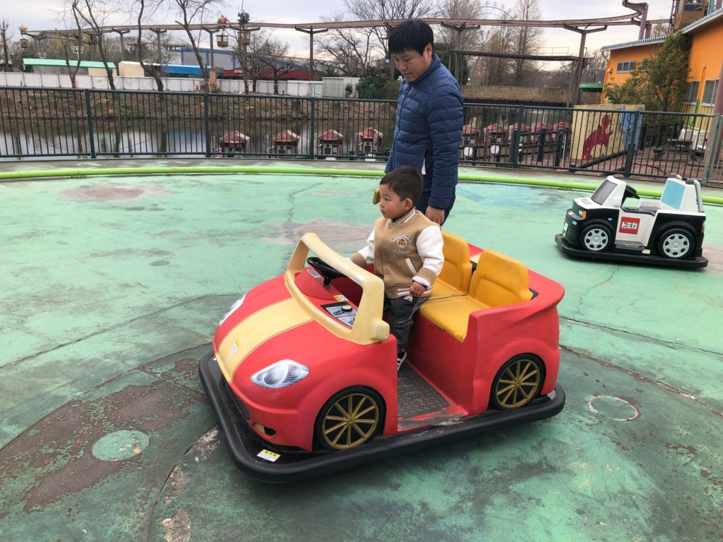 東武動物公園の消防車に乗る2歳児