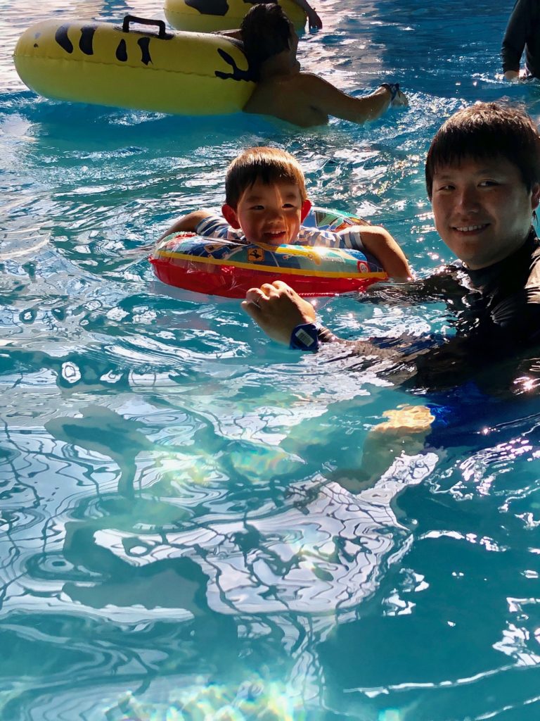杉乃井ホテルアクアビートで泳ぐ父子